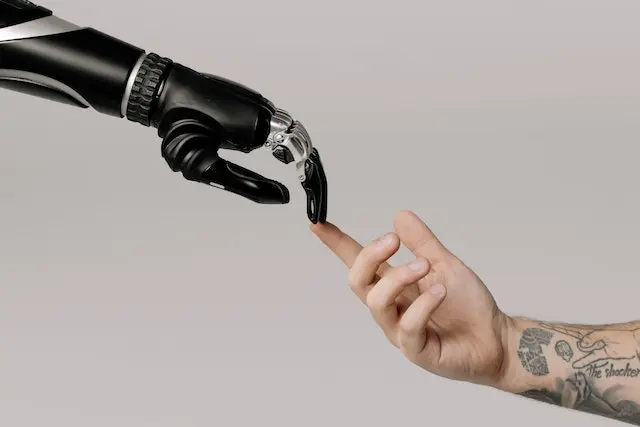 Aplicaciones inteligencia artificial: mano robotica y mano humana