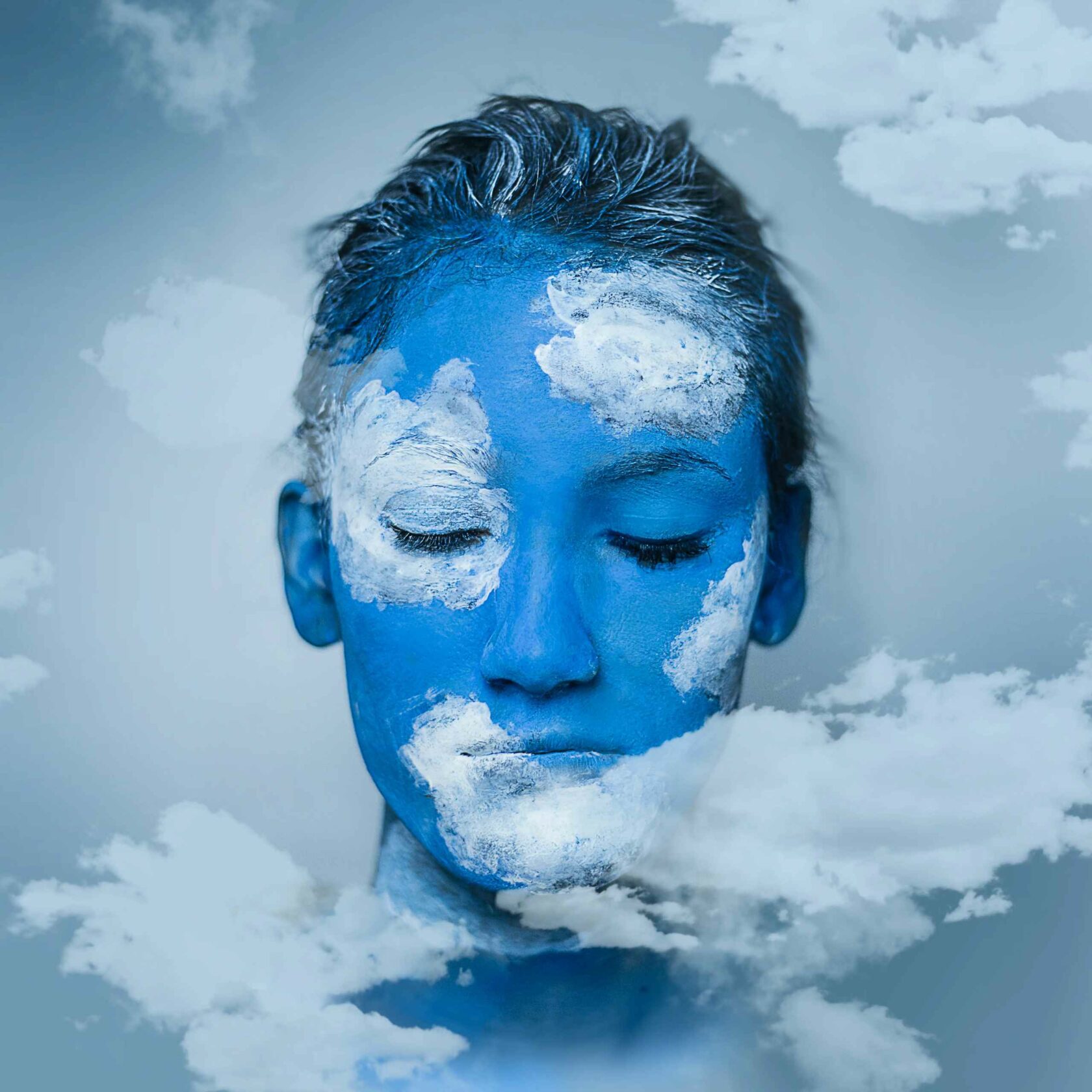 Usurpación de identidad: mujer con nubes pintadas